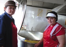 Halina Zielińska (z prawej) i Elżbieta Królak każdego dnia przygotowują 300-litrowy  kocioł zupy