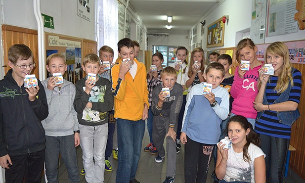  Na przerwach w szkole w Cichem uczniowie chętnie sięgają po darmowe mleko