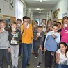  Na przerwach w szkole w Cichem uczniowie chętnie sięgają po darmowe mleko