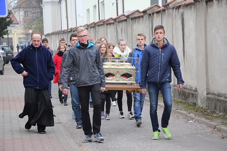 Uczniowie pijarskiego liceum niosą relikwiarz św. Wiktorii do kościoła ss. bernardynek