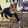 Dzieci sadzą cebulki dla chorych