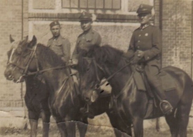 Patrol konny na ulicach miasta