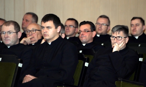 Na spotkania przyjeżdżali księża z całej diecezji, wybierając jeden z trzech dni