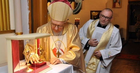 On nadal modli się za ludzi