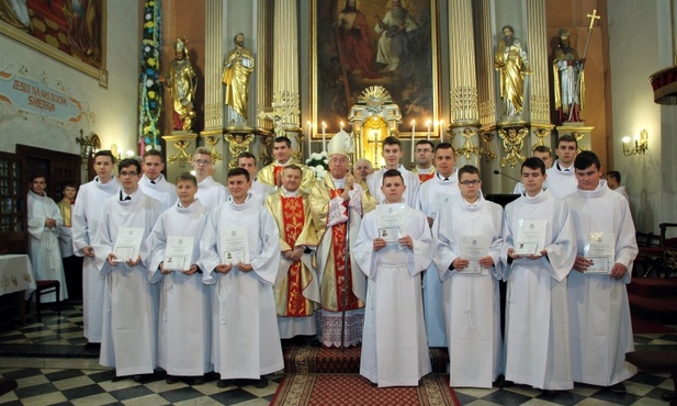 Nowi lektorzy z biskupem Dziubą i kapłanami