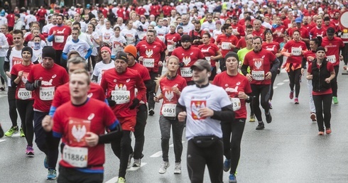 Biegną, tworząc flagę narodową