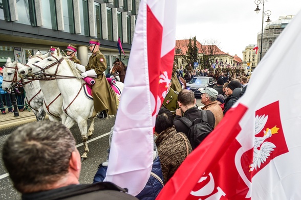 Tłumy warszawiaków witały prezydencką kolumnę w drodze na pl. Piłsudskiego