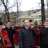 Relikwiarz św. Wiktorii niosą nauczyciele i katecheci