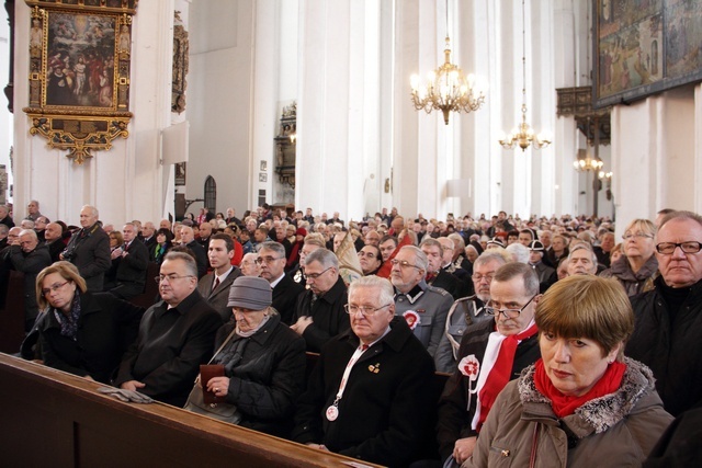 Niechaj będą sługami narodu