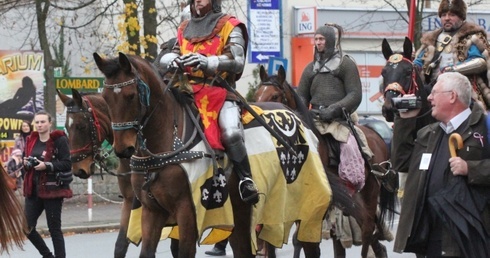 Patriotyzm na koniu i otwarte wrota