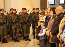Na Mszy św. nie zabrakło żołnierzy Kompanii Honorowej 18. Bielskiego Batalionu Powietrznodesantowego