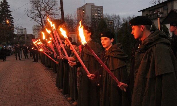 Harcerze na trasie pochodu z kościoła w Aleksandorwicach na cmentarz wojskowy