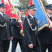 W uroczystościach wzięły udział poczty sztandarowe Ochotniczej Straży Pożarnej z całej gminy