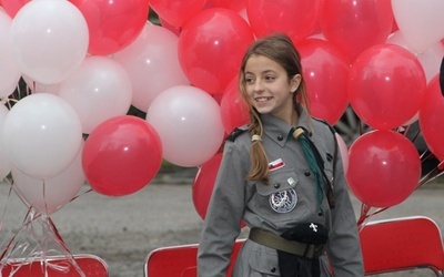 Chwilę później razem z uczestnikami biegu w niebo wystartowały białe i czerwone balony