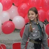 Chwilę później razem z uczestnikami biegu w niebo wystartowały białe i czerwone balony