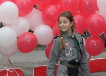 Chwilę później razem z uczestnikami biegu w niebo wystartowały białe i czerwone balony