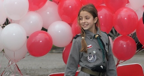 Chwilę później razem z uczestnikami biegu w niebo wystartowały białe i czerwone balony