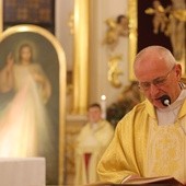 Obraz i relikwie w imieniu parafii powitał ks. kan. Jan Jakubek