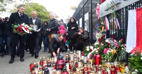 Kwiaty złożyli Janusz Korwin-Mikke i Przemysław Wipler