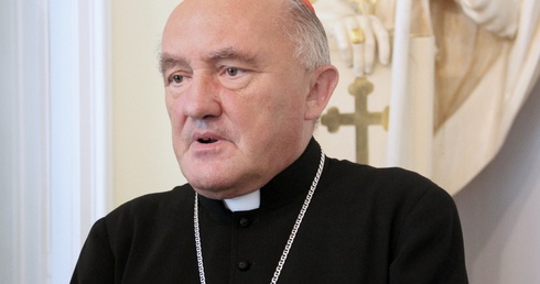 Metropolita warszawski zapewnił o modlitwie za ofiary wczorajszych zamachów w Paryżu