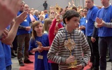 Na początku spotkania dzieci w procesji wniosły relikwie świętych 