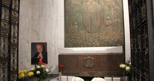 Grób Prymasa Tysiąclecia w bazylice archikatedralnej w Warszawie