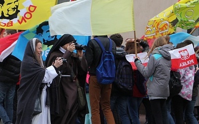 Agnieszka Napiórkowska z "Gościa Łowickiego" i Agata Michalak z Radia Victoria w przebraniach świętych fotografują procesję