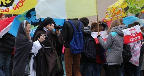 Agnieszka Napiórkowska z "Gościa Łowickiego" i Agata Michalak z Radia Victoria w przebraniach świętych fotografują procesję