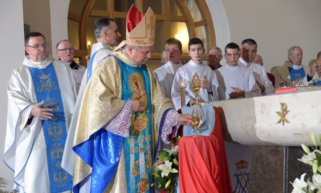 Cześć relikwiom Apostołów Miłosierdzia oddaje bp Henryk Tomasik