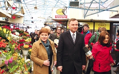  Jeszcze kilka miesięcy temu krakowianie odwiedzający plac targowy  Nowy Kleparz nie spodziewali się, że spacerująca po nim para Andrzej Duda i Beata Szydło będzie wkrótce rządziła Polską