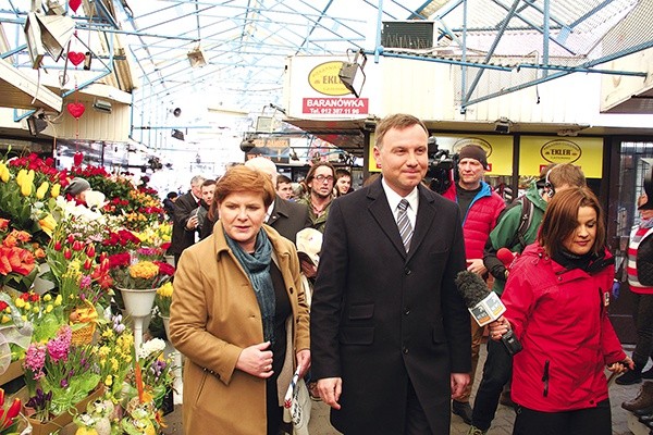  Jeszcze kilka miesięcy temu krakowianie odwiedzający plac targowy  Nowy Kleparz nie spodziewali się, że spacerująca po nim para Andrzej Duda i Beata Szydło będzie wkrótce rządziła Polską