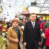  Jeszcze kilka miesięcy temu krakowianie odwiedzający plac targowy  Nowy Kleparz nie spodziewali się, że spacerująca po nim para Andrzej Duda i Beata Szydło będzie wkrótce rządziła Polską