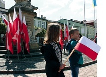 Pomnik Bartosza Głowackiego nadal jest świadkiem manifestacji patriotycznych z okazji świąt narodowych