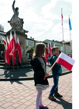 Pomnik Bartosza Głowackiego nadal jest świadkiem manifestacji patriotycznych z okazji świąt narodowych