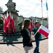 Pomnik Bartosza Głowackiego nadal jest świadkiem manifestacji patriotycznych z okazji świąt narodowych