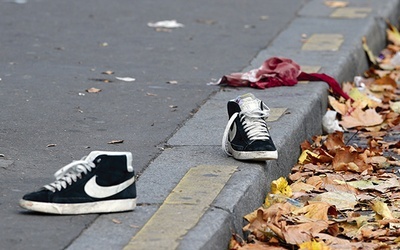  14.11.2015. Paryż. Buty i skrwawiona koszula przed salą koncertową Bataclan. Poprzedniej nocy islamscy terroryści zamordowali podczas koncertu 89 osób. 