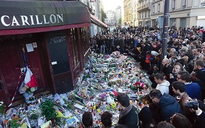 Paryżanie składają kwiaty przed barem Le Carillon, gdzie zamachowcy strzelali do ludzi