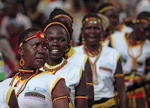 Tancerki z plemienia Karimojong  podczas uroczytości ku czci męczenników z Namugongo.  To tutaj Franciszek  odprawi Mszę św. 