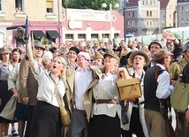 W tym roku po raz pierwszy,  dzięki stowarzyszeniu, odbyła się inscenizacja powstania warszawskiego