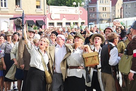 W tym roku po raz pierwszy,  dzięki stowarzyszeniu, odbyła się inscenizacja powstania warszawskiego