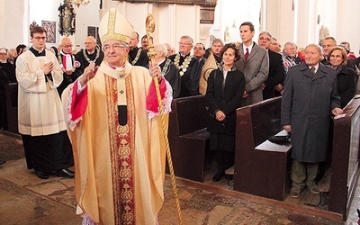  – W polskich sercach ani przez chwilę nie zgasła wiara, że Polska zmartwychwstanie. To z myśli o długiej, trudnej, wytrwałej drodze polskich pokoleń ku Niepodległej, o tych, „co szczodrze rzucali swój życia los na wolności stos”, narodziło się i okrzepło Święto Niepodległości. Dzień radości i dumy. Sławy i chwały. Czci i pamięci – podkreślał metropolita