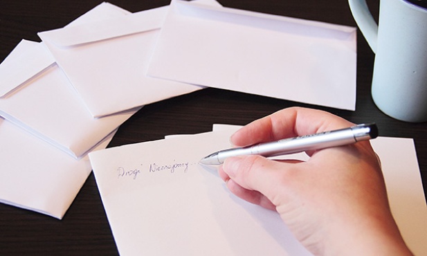 Organizatorzy proponują, aby za pisanie zabrać się w wygodnym fotelu, z kubkiem herbaty w pobliżu i z ulubionym długopisem w ręce. – Bo nad treścią trzeba naprawdę chwilę się zastanowić – przekonuje K. Lewandowska