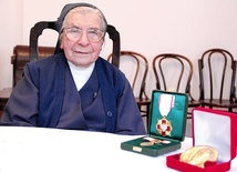 – To są tylko medale, miłość do Polski nosi się w sercu – mówi s. Józefa