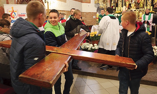 Znaki rozpoczęły peregrynację w Morągu. W kościele św. Józefa zostały przekazane młodzieży z Miłomłyna