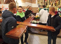 Znaki rozpoczęły peregrynację w Morągu. W kościele św. Józefa zostały przekazane młodzieży z Miłomłyna