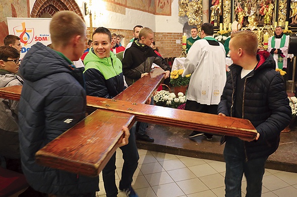 Znaki rozpoczęły peregrynację w Morągu. W kościele św. Józefa zostały przekazane młodzieży z Miłomłyna