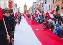 Długą na ponad 50 metrów biało-czerwoną flagę nieśli harcerze, uczniowie i małe dzieci