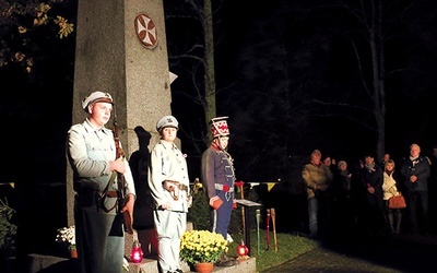 W czasie uroczystości poświęcenia monumentu wartę przy nim pełnili „legioniści” Marszałka Piłsudskiego