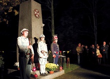 W czasie uroczystości poświęcenia monumentu wartę przy nim pełnili „legioniści” Marszałka Piłsudskiego