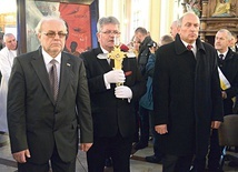 Krzyż z doczesnymi szczątkami męczennika nieśli do ołtarza przedstawiciele „Solidarności”